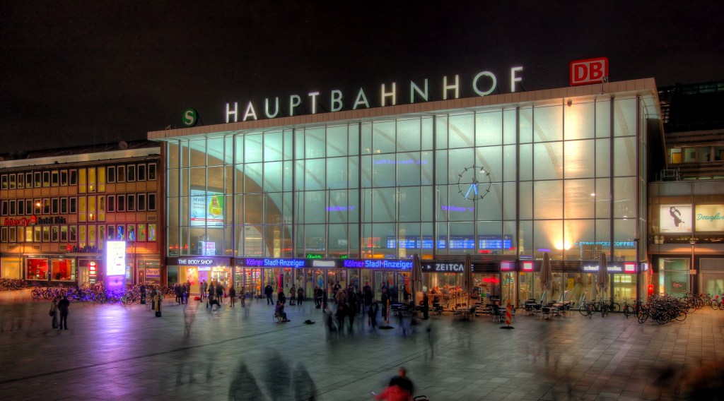 Hauptbahnhof Koeln - Empfangshalle bei Nacht